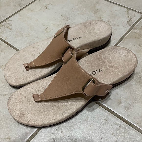 Vionic Wanda Leather Thong Sandal Adjustable Strap Macaroon Tan Basic Size 8.5 - Picture 1 of 8
